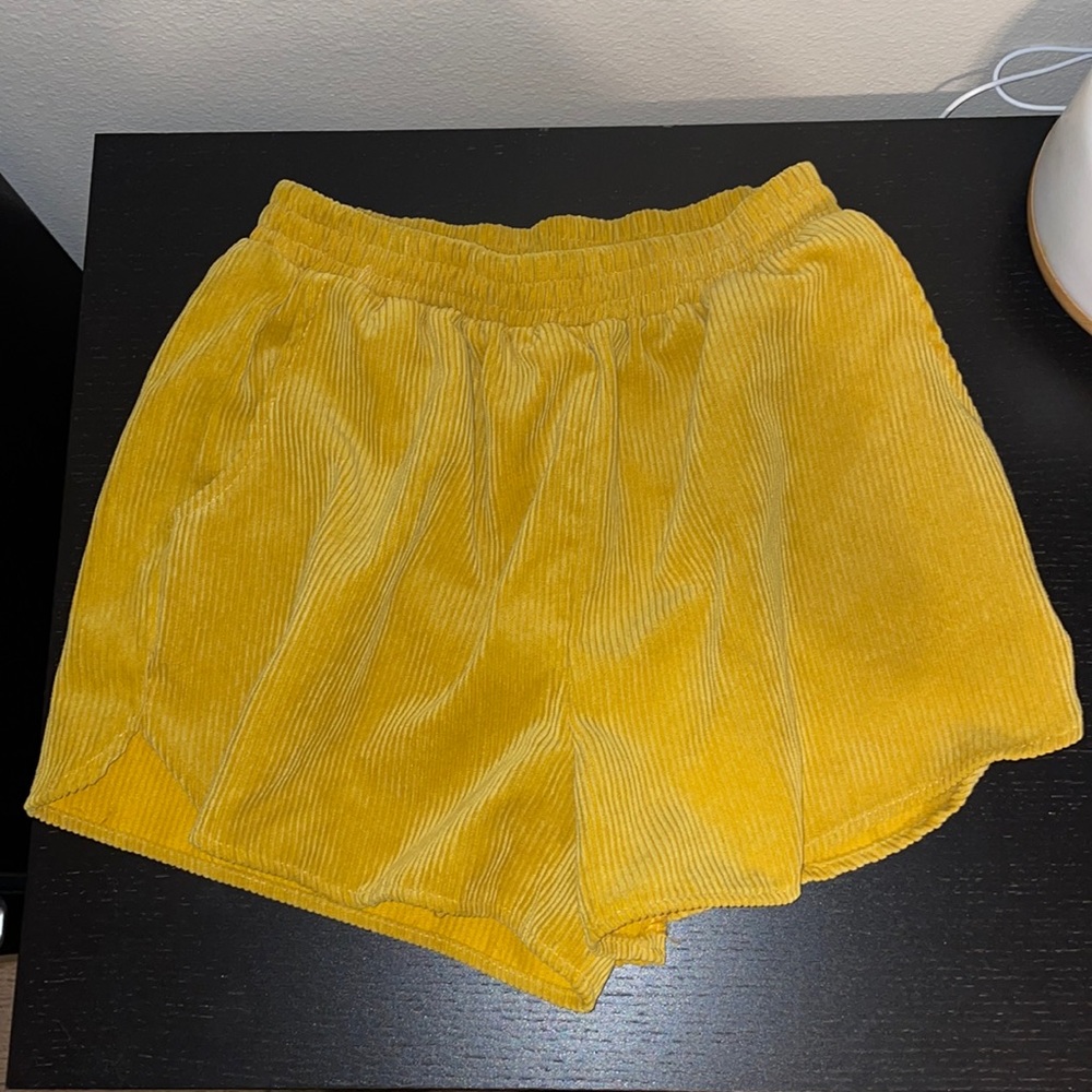 Yellow velvety shorts with pockets